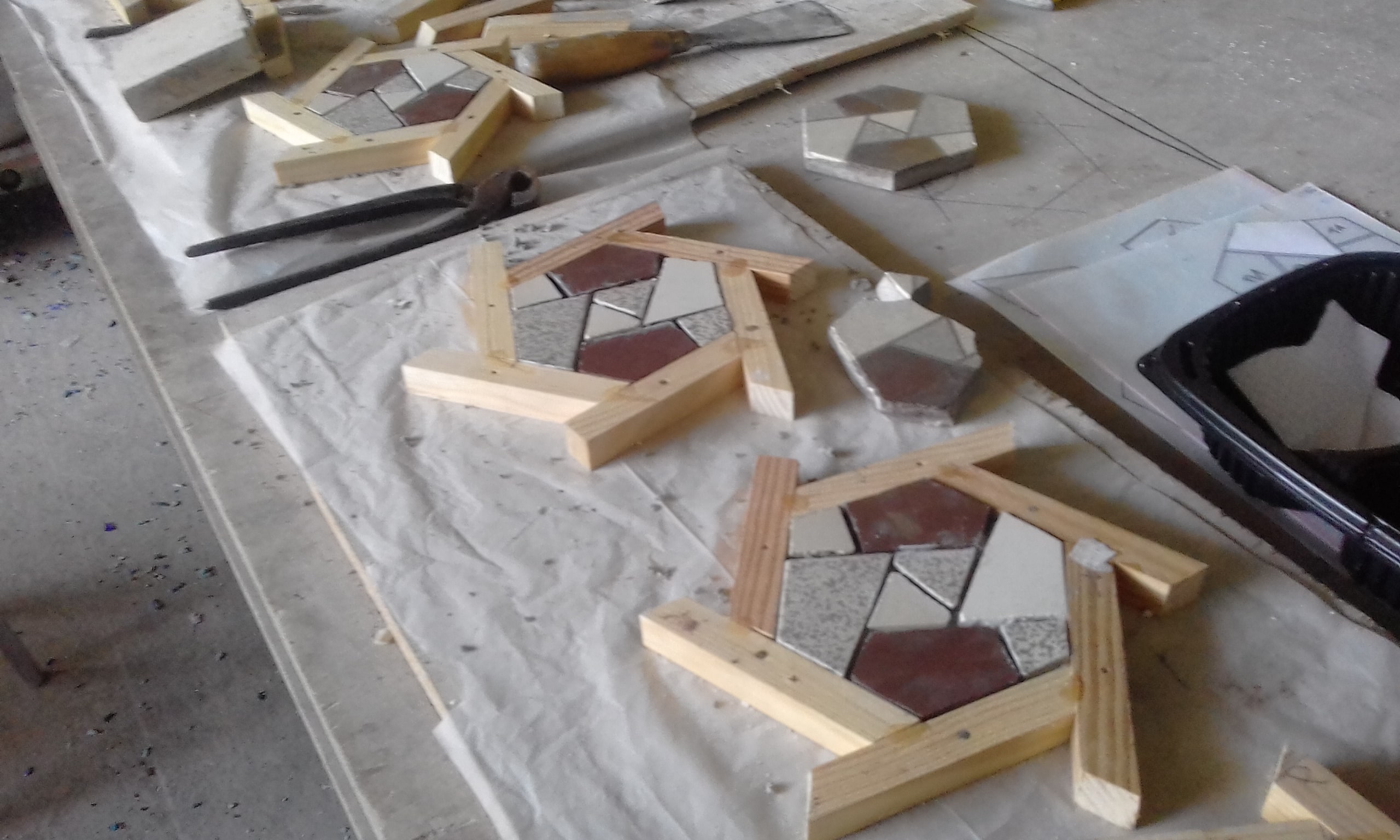 Refabrication artisanale de tommettes en grès cérame et pose lors de la restauration du sol d'une résidence, ViroflayChantier réalisé avec et sous la direction d'Arnaud Pereira