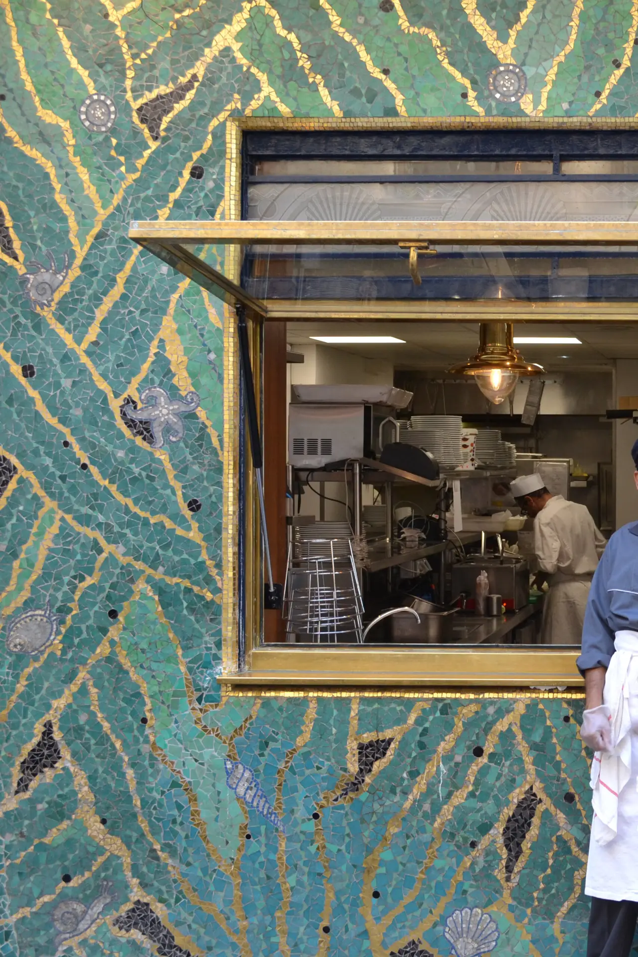 Restauration de la mosaïque de l'écaillerie de la brasserie Bofinger Après la fin du chantier:)Pâte de verre, verre plaqué or
rue de la Bastille, Paris
Chantier réalisé avec et sous la direction d'Arnaud Pereira