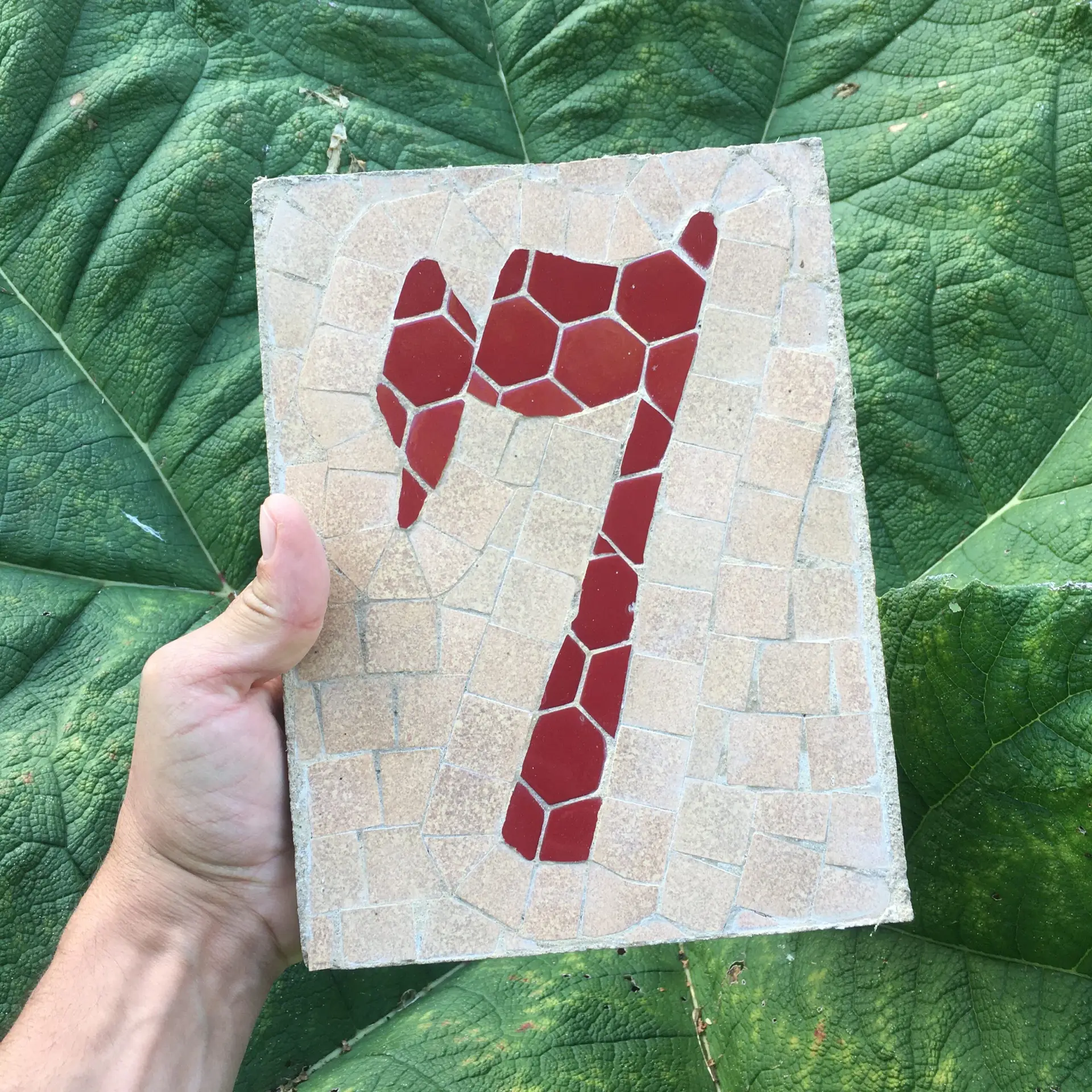 Fabrication d'un numéro de rue :)
Grès cérame moucheté, pâte de verre
30 x 17 cm