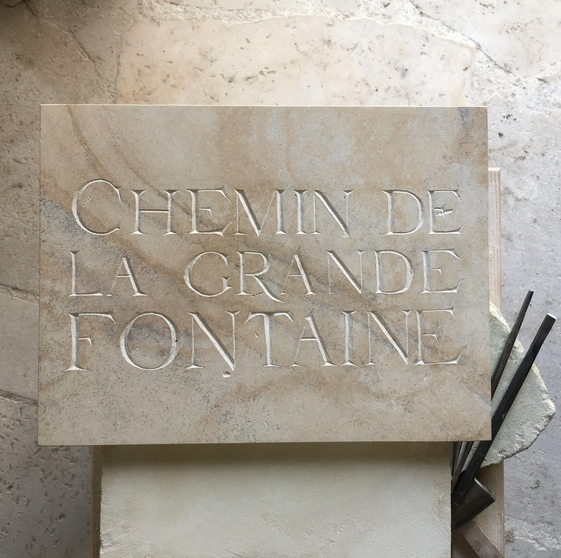 Plaque de rue pour le village de Berzy-le-Sec, Picardie
Gravure sur pierre calcaire, Stage avec le sculpteur Aymeric Louvet50 x 30 cm
