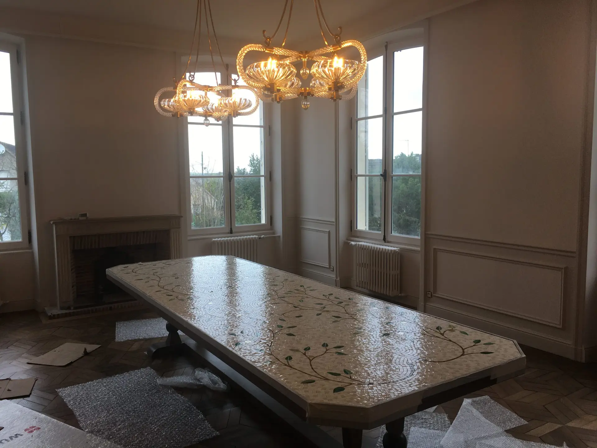 Pose de mosaïque (réalisée par l'atelier Mesguich Mosaik)sur table en bois massifPâtes de verre, verre plaqué feuille d'or
350 x 125 cm
Falaises, Normandie