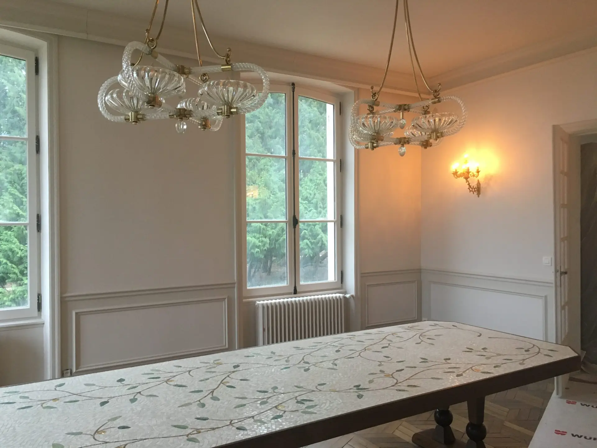 Pose de mosaïque(réalisée par l'atelier Mesguich Mosaik) sur table en bois massifPâtes de verre, verre plaqué feuille d'or
350 x 125 cm
Falaises, Normandie