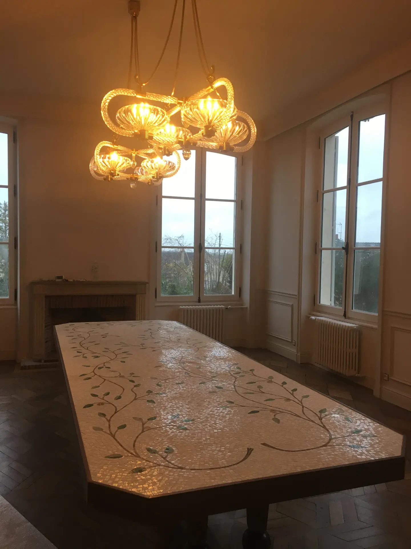 Pose de mosaïque (réalisée par l'atelier Mesguich Mosaik) sur table en bois massif Pâtes de verre, verre plaqué feuille d'or
350 x 125 cm
Falaises, Normandie