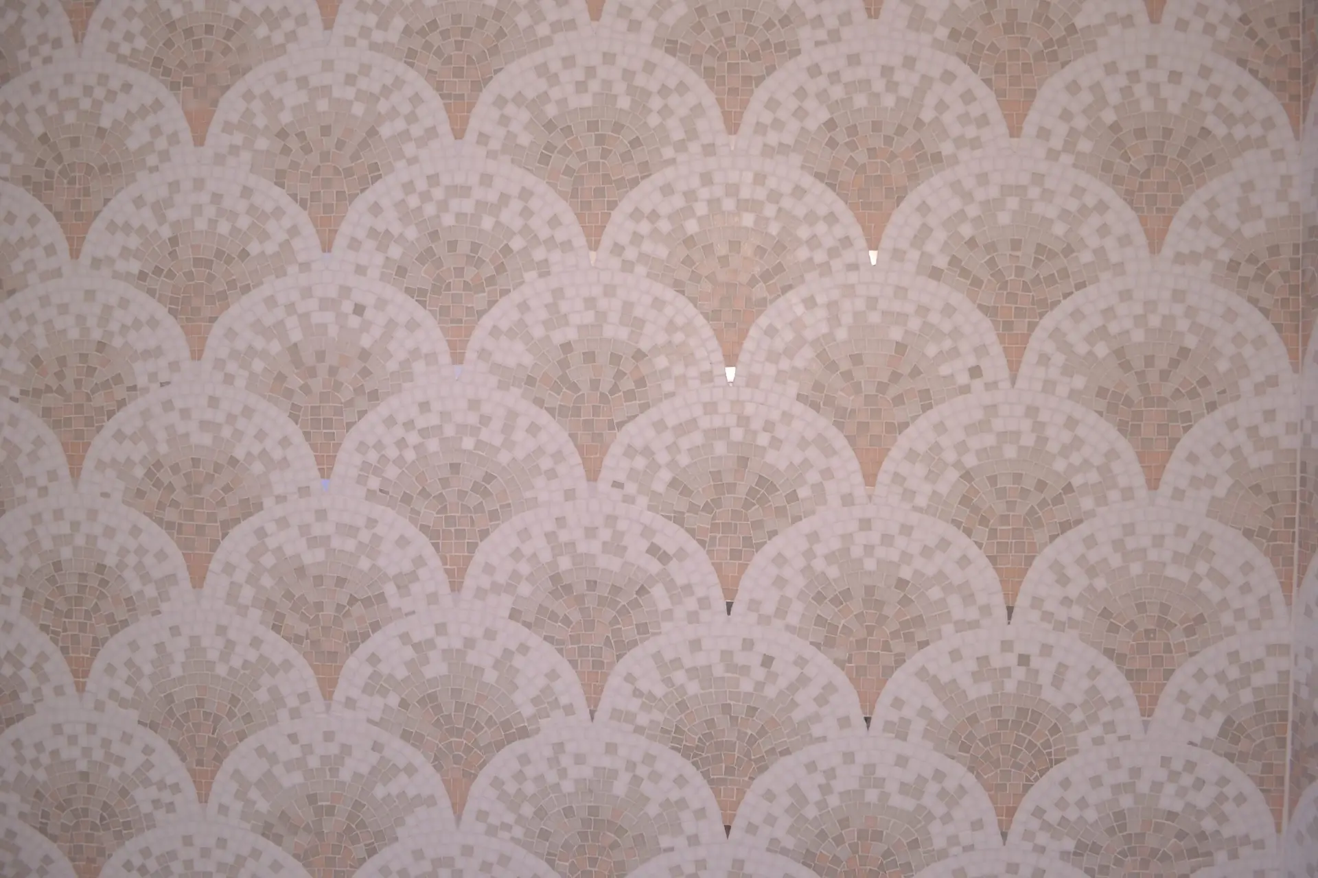 Pose de mosaïque (réalisée par l'atelier Mesguich Mosaik)façon écailles, pour salle d'eauPâtes de verre, verre plaqué feuille d'argent
400 x 170 cm
Le Marais, Paris