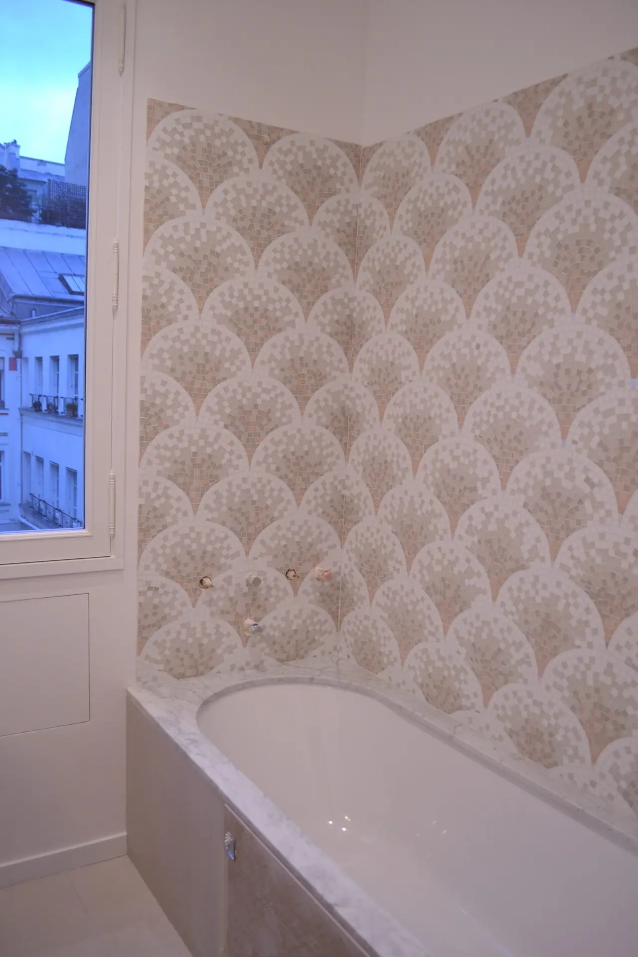Pose de mosaïque (réalisée par l'atelier Mesguich Mosaik)façon écailles, pour salle d'eauPâtes de verre, verre plaqué feuille d'argent
400 x 170 cm
Le Marais, Paris
