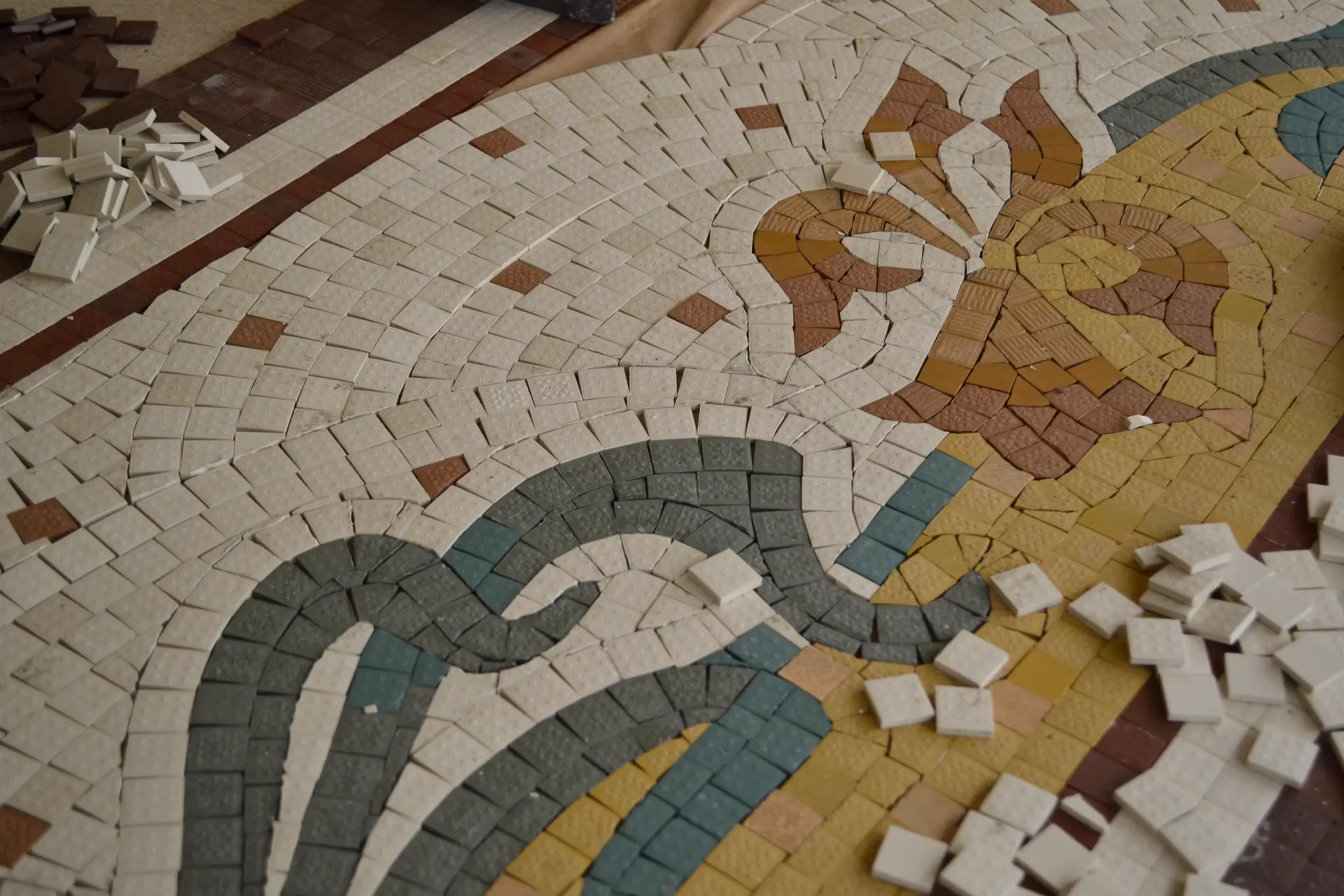 Restauration de sol en mosaïque de type Art Nouveau Fabrication des anciens motifs à l'identique grès cérames industriels
Quartier Bourse de Commerce, Paris