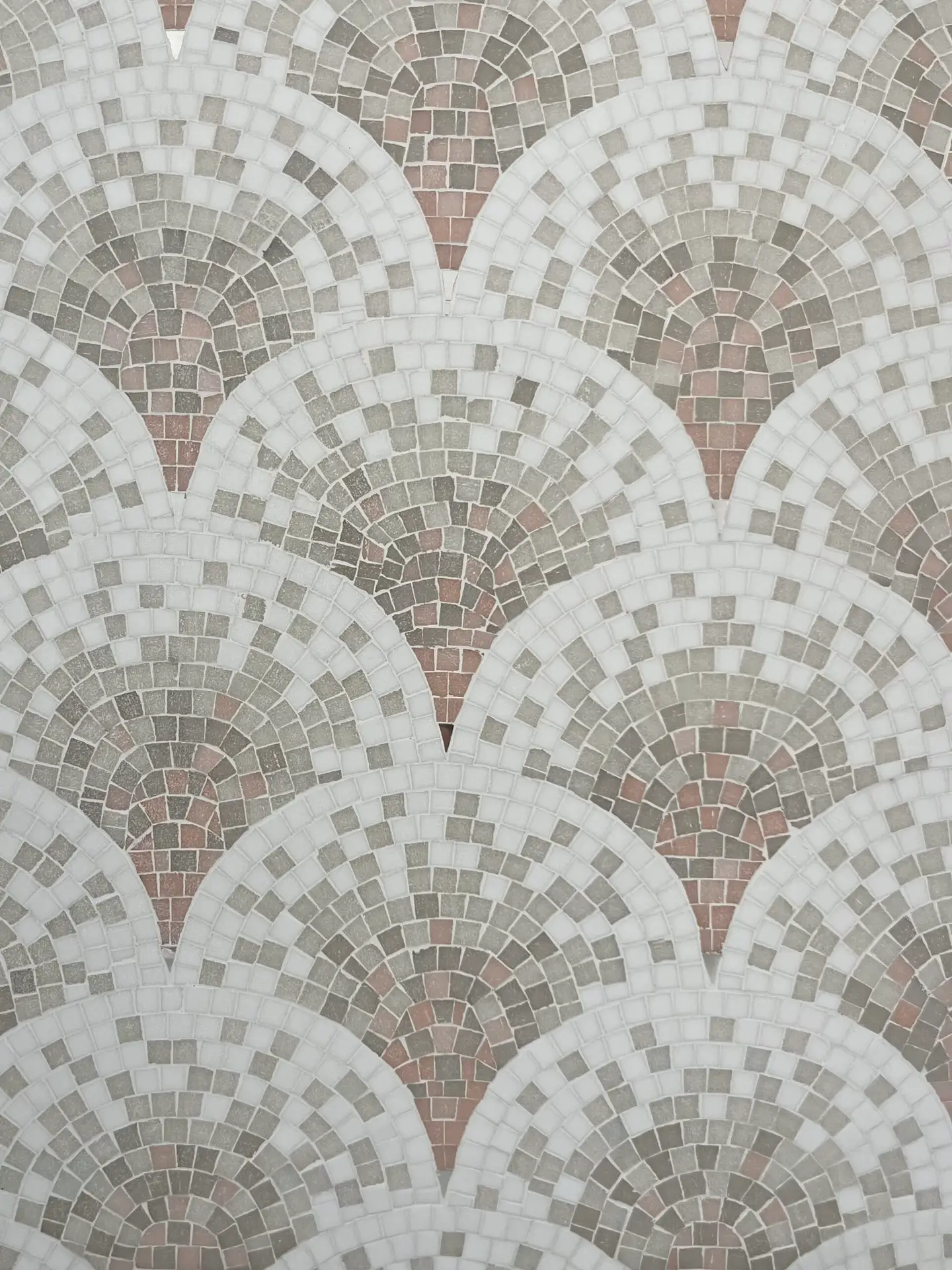 Pose de mosaïque (réalisée par l'atelier Mesguich Mosaik)façon écailles, pour salle d'eauPâtes de verre, verre plaqué feuille d'argent
400 x 170 cm
Le Marais, Paris