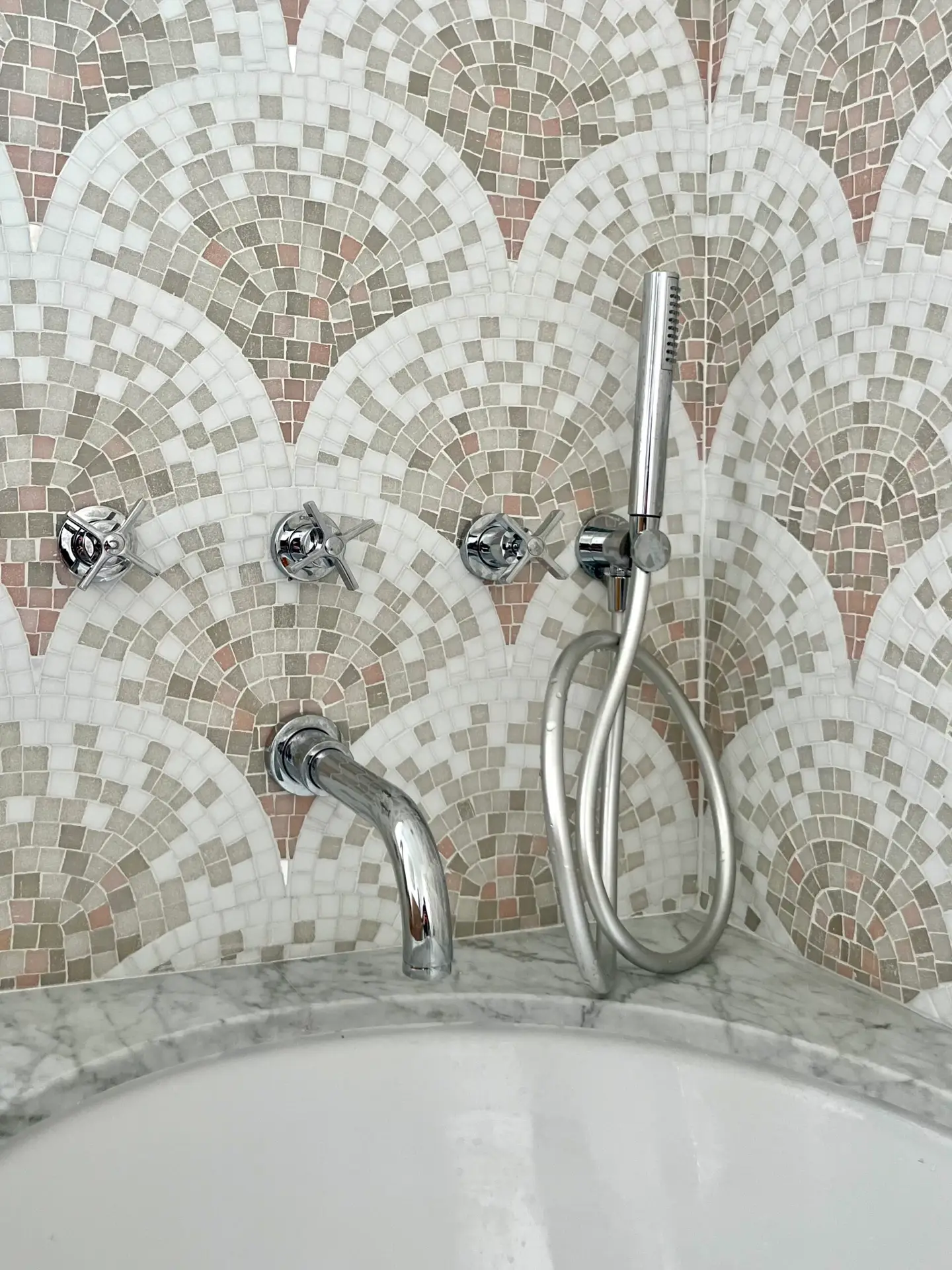 Pose de mosaïque (réalisée par l'atelier Mesguich Mosaik)façon écailles, pour salle d'eauPâtes de verre, verre plaqué feuille d'argent
400 x 170 cm
Le Marais, Paris