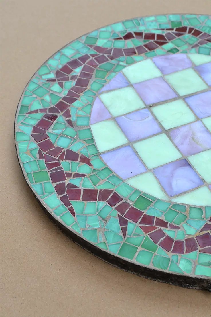 Expérimentation pour plateau de guéridonDétail Pâtes de verre, cerclage en métal
diamètre 38cm