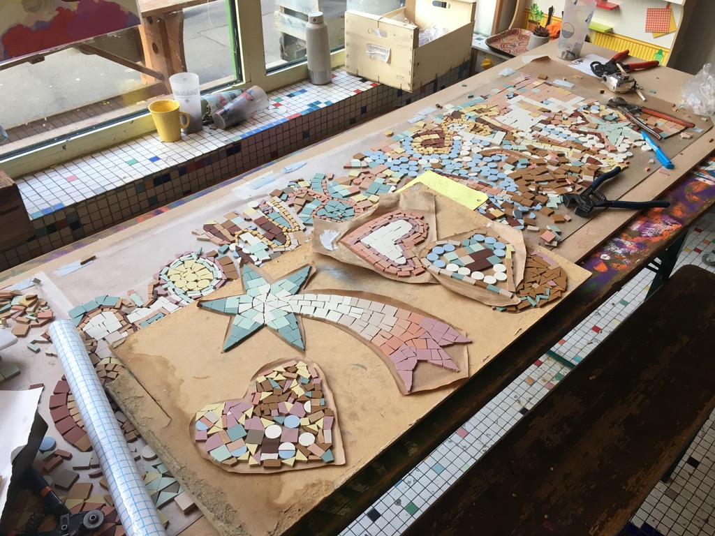 Atelier mosaïquepour décorer la rue avec les enfants du CafézoïdeParis, 19ème