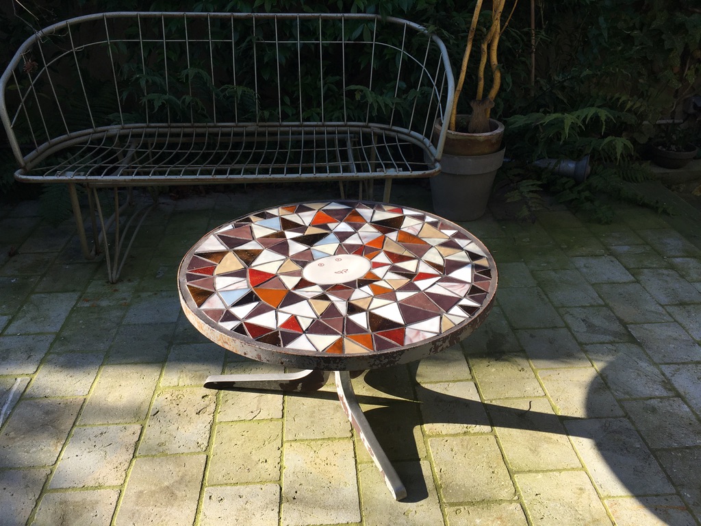 Fac-similé sur mesure de table 60'sPâtes de verre artisanales, plateau bois contreplaqué hydrofuge,dalle de verre opaque taillée, gravée et peinte main, fer forgédiamètre 63cm