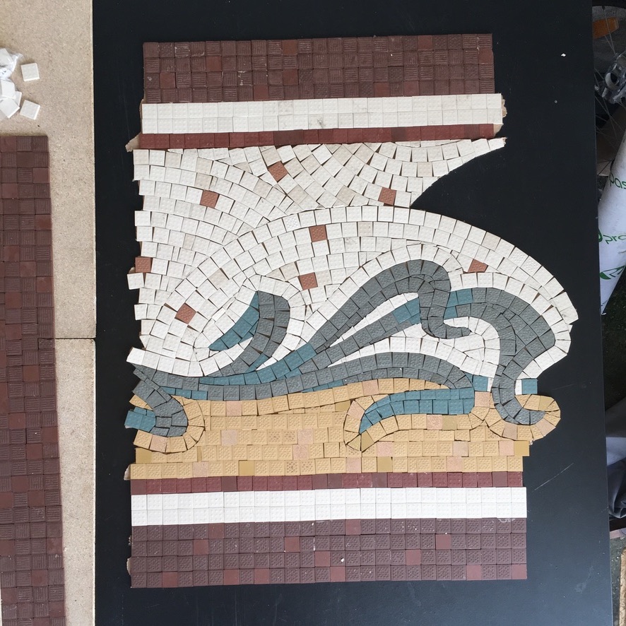 Restauration de sol en mosaïque de type Art Nouveau Fabrication des anciens motifs à l'identique grès cérames industrielsQuartier Bourse de Commerce, Paris