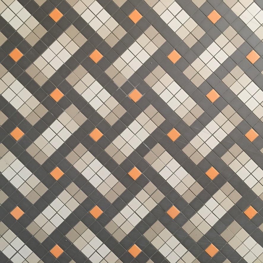 Détail,Mosaïque sur plateau élévateur PMRGrès cérame, pâte de verre, miroir