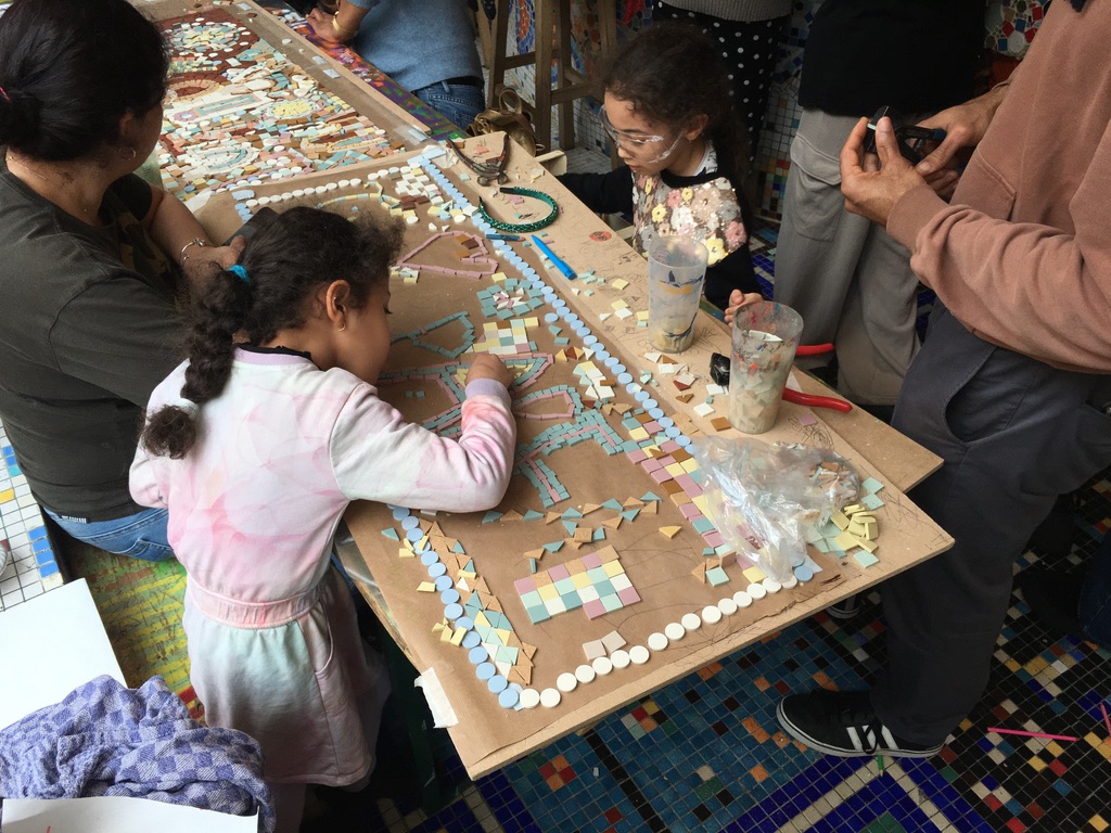 Atelier mosaïquepour décorer la rue avec les enfants du CafézoïdeParis, 19ème