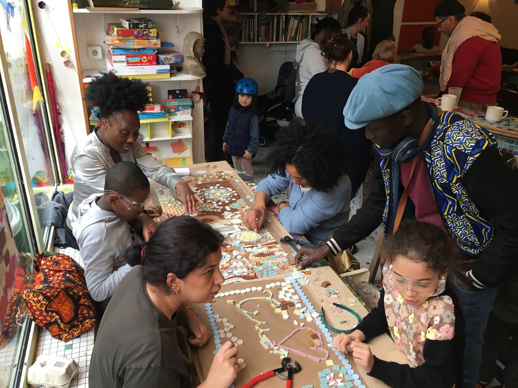Atelier mosaïquepour décorer la rue avec les enfants du CafézoïdeParis, 19ème