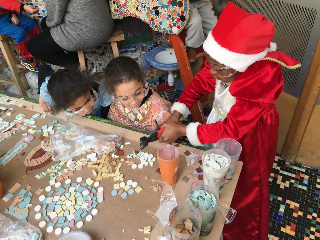 Atelier mosaïquepour décorer la rue avec les enfants du CafézoïdeParis, 19ème