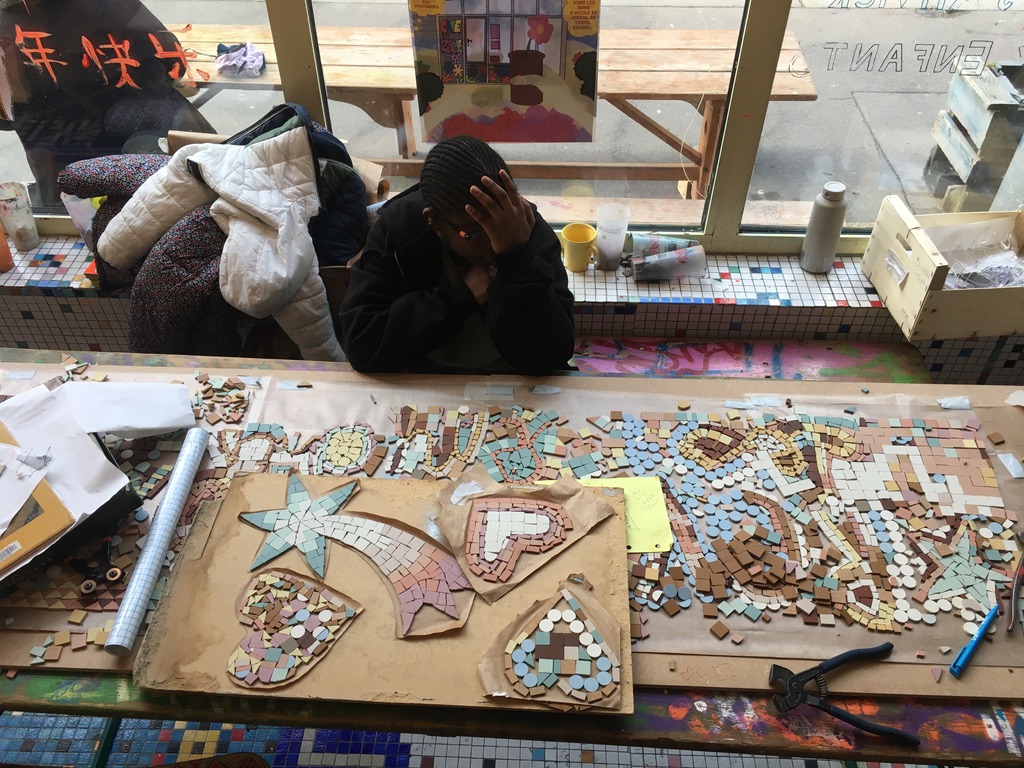 Atelier mosaïquepour décorer la rue avec les enfants du CafézoïdeParis, 19ème