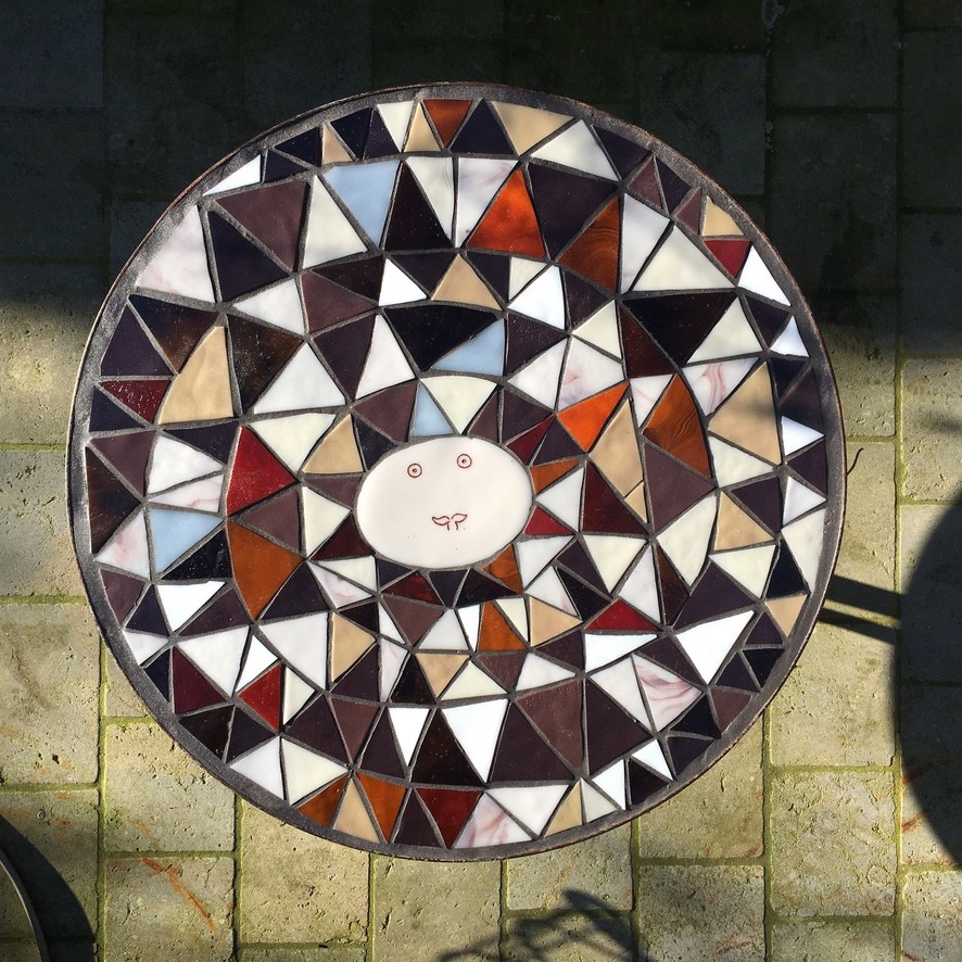 Fac-similé sur mesure de table 60'sPâtes de verre artisanales, plateau bois contreplaqué hydrofuge,dalle de verre opaque taillée, gravée et peinte main, fer forgédiamètre 63cm