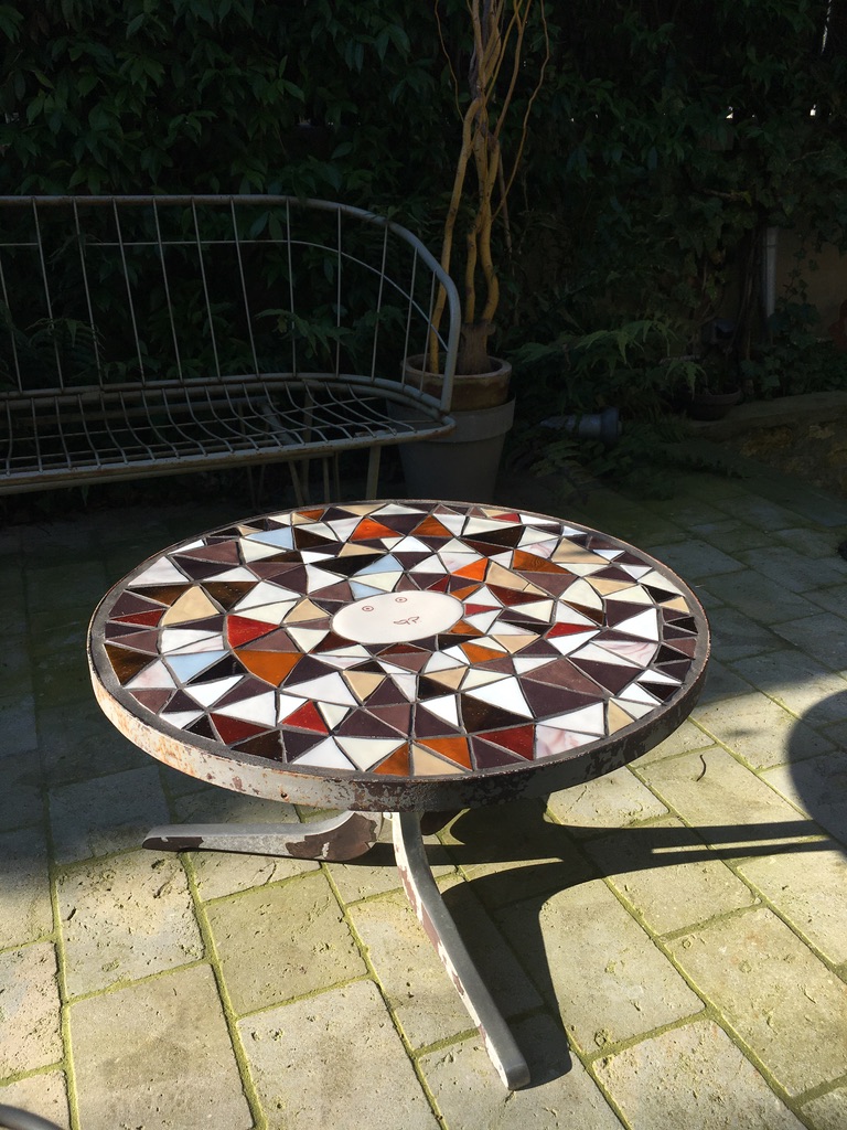 Fac-similé sur mesure de table 60'sPâtes de verre artisanales, plateau bois contreplaqué hydrofuge,dalle de verre opaque taillée, gravée et peinte main, fer forgédiamètre 63cm