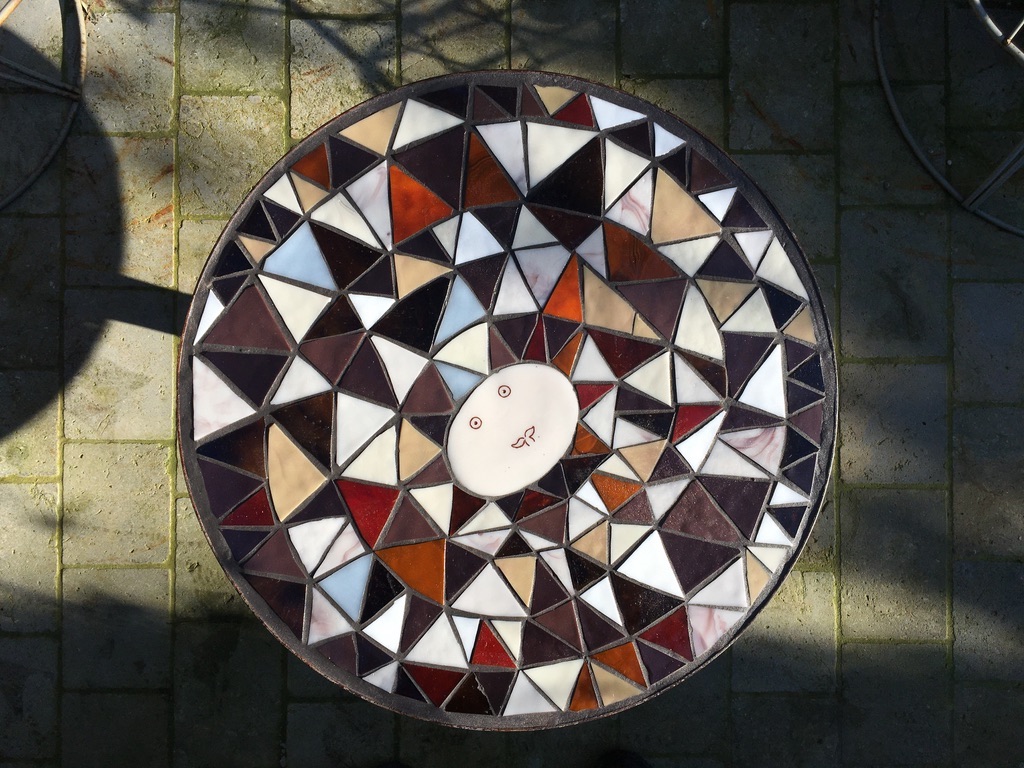 Fac-similé sur mesure de table 60'sPâtes de verre artisanales, plateau bois contreplaqué hydrofuge,dalle de verre opaque taillée, gravée et peinte main, fer forgédiamètre 63cm